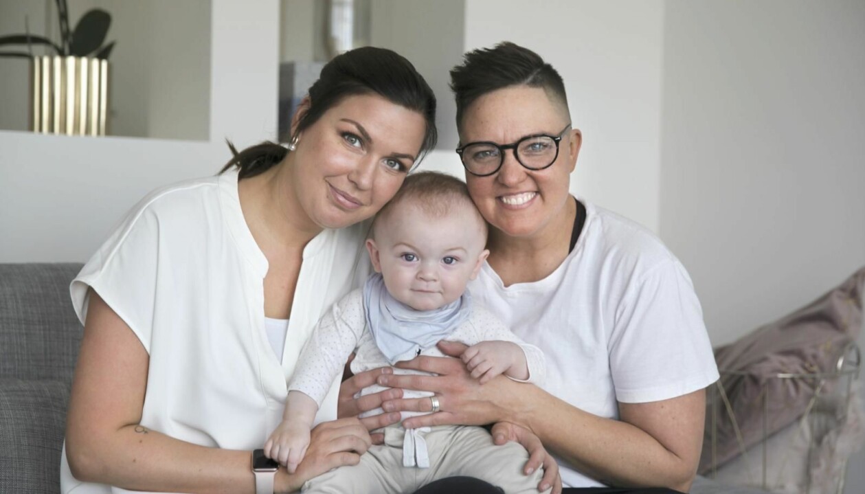 Fanny och Nanna kämpade länge för att få lille Filip. Fanny och Nanna med sin lille son Flilip i famnen