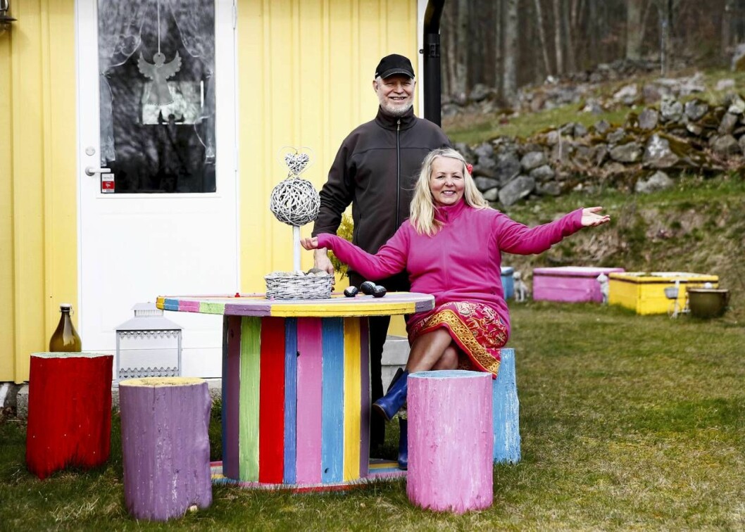 En gammal kabeltrumma blev ett färggrannt bord i Hannas och Börjes trädgård. Hanna med maken i trädgården där en gammal kabeltrumma blev färggrannt bord