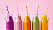 Färgglada smoothies i glasflaskor med randiga sugrör mot en rosa bakgrund.