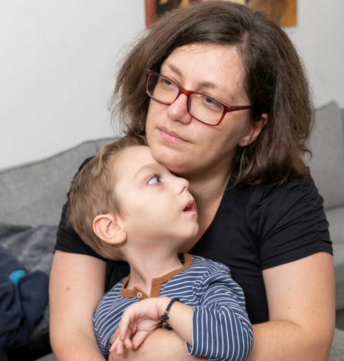 ”Vi försöker göra det bästa av situationen, men om läkarna bara lyssnat på oss hade detta aldrig hade behövt ske.” Mamma Paula håller om sonen David, som drabbades av svåra hjärnskador vid födseln.
