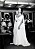 Elizabeth Taylor festklädd och med en stor diamant på fingret.