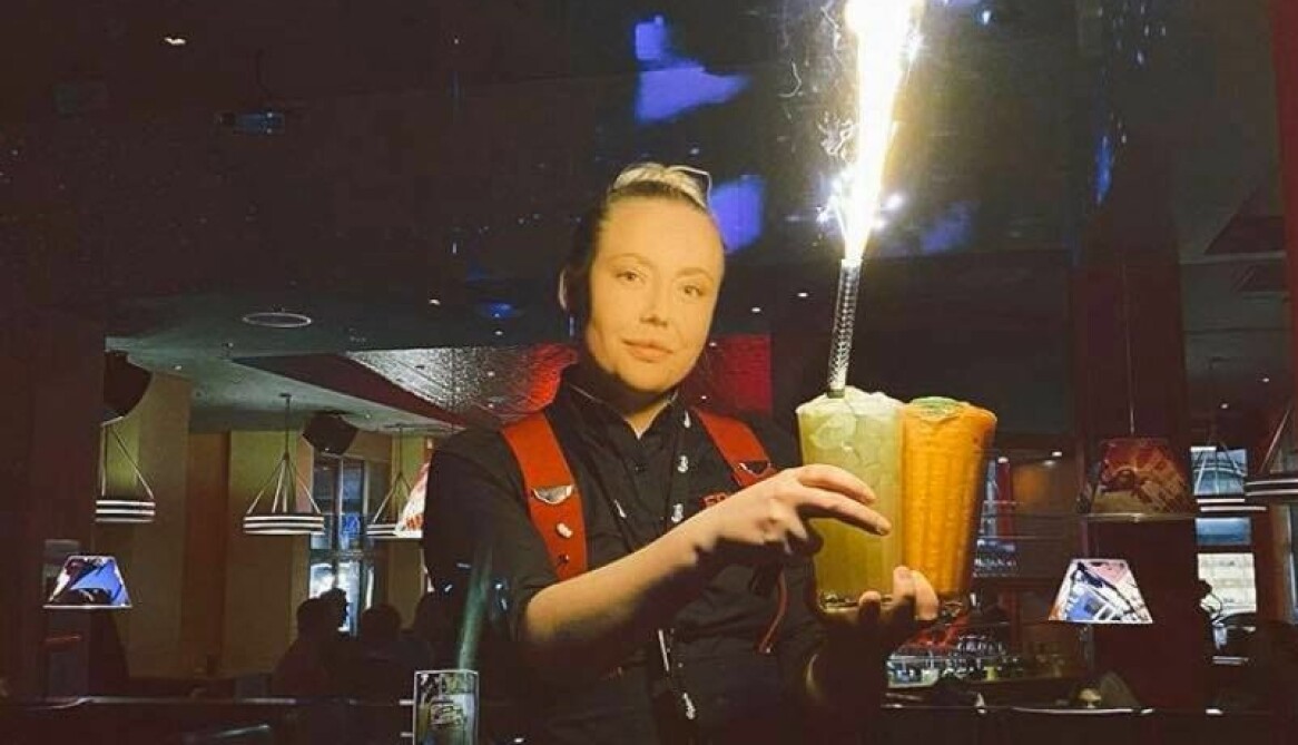 Felicia har jobbat inom restaurangbranschen i nästan tio år, nu senast som servitris. Foto: Privat Felicia Michelle Seifert serverar drinkar.