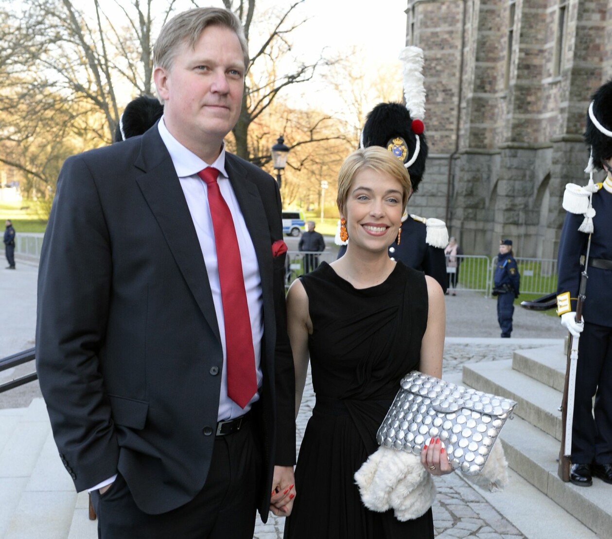 Både Annika Strandhäll och hennes livskamrat Thomas Wolf hade ansvarsfulla arbeten som krävde mycket av dem. Här tillsammans på väg till en kunglig konsert 2016. Foto: TT Festklädd och glad Annika Strandhäll hand i hand med livskamraten Thomas Wolf.