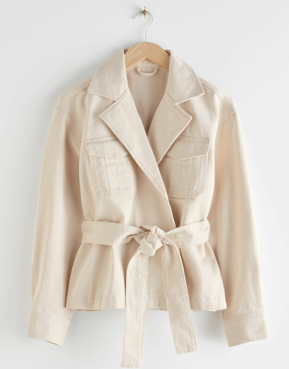 Beige denimjacka med skärp.