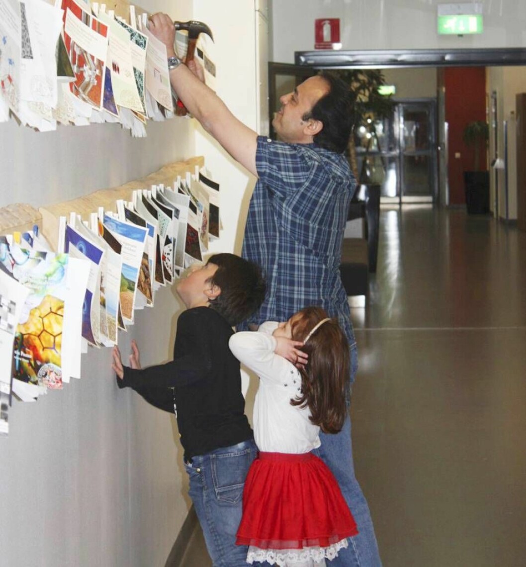 Efter avklarad disputation spikade Firas upp sin avhandling bland de andra avhandlingarna på Kemicentrum. Foto: Privat Firas spikar upp sin avhandling på Kemicentrum i Lund