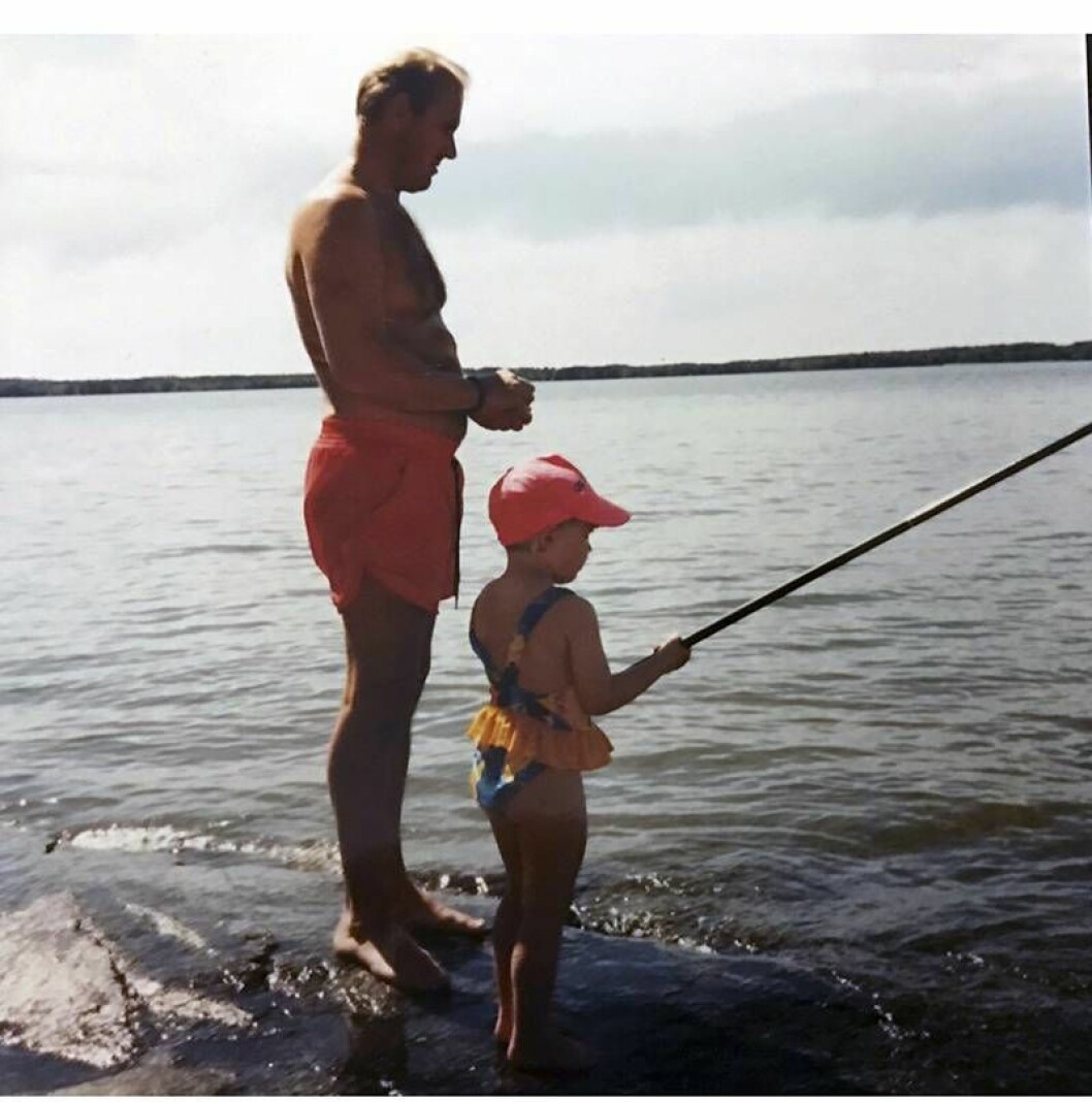 Fiske med pappa. Foto: Privat Elisa som barn när hon fiskar med pappa.