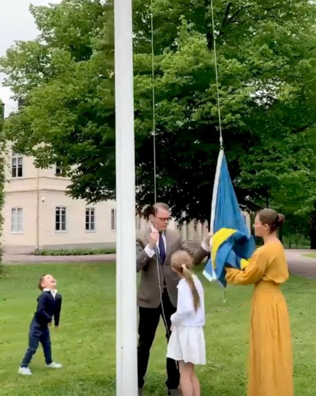 Estelle och Oscar hissar flaggan på Haga.