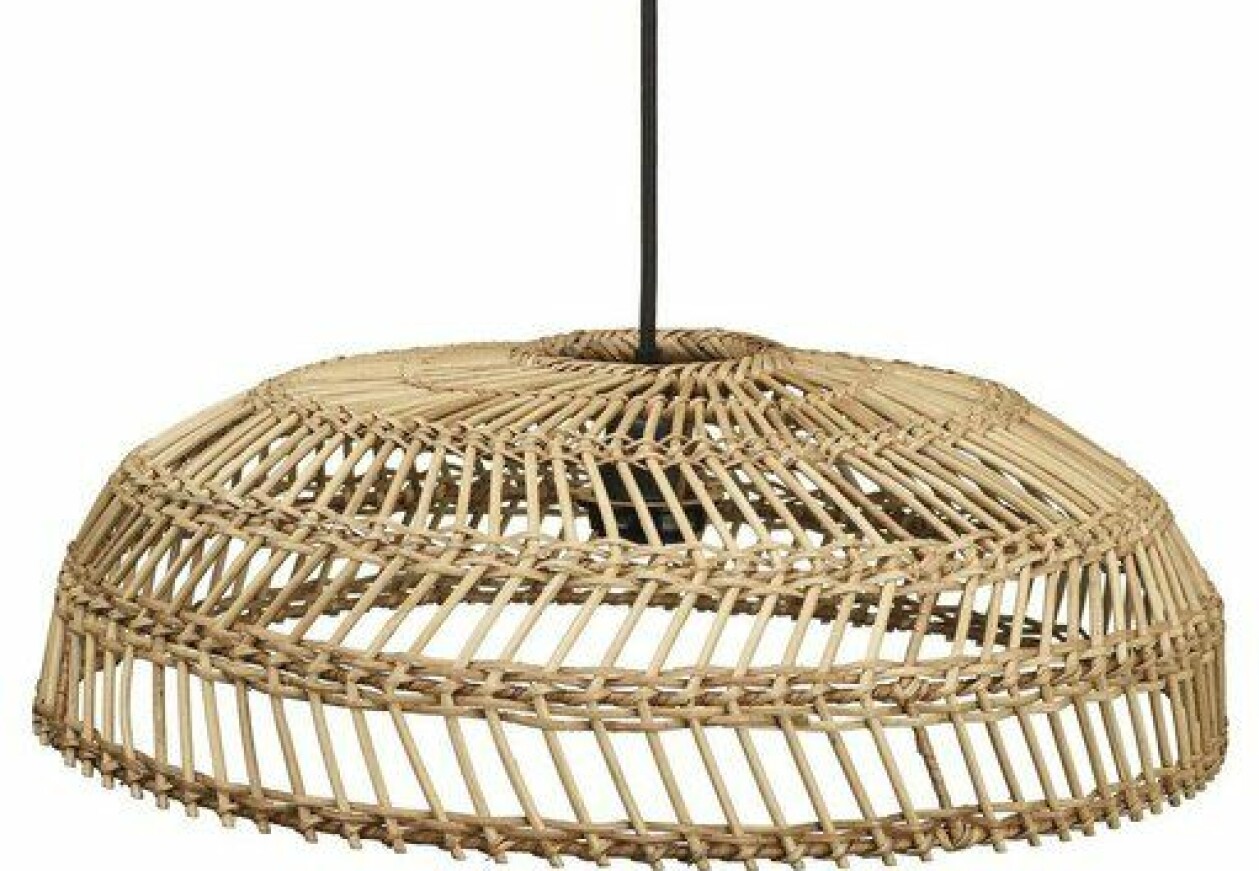 Flätad taklampa i naturmaterial, från PR Home hos Åhléns
