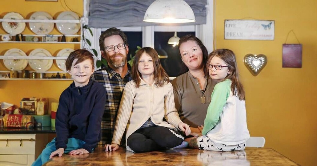 Johanna med maken Pär samt barnen Oliver, Lova och Flora. Hela familjen samlad. Mamma, pappa och trillingarna.