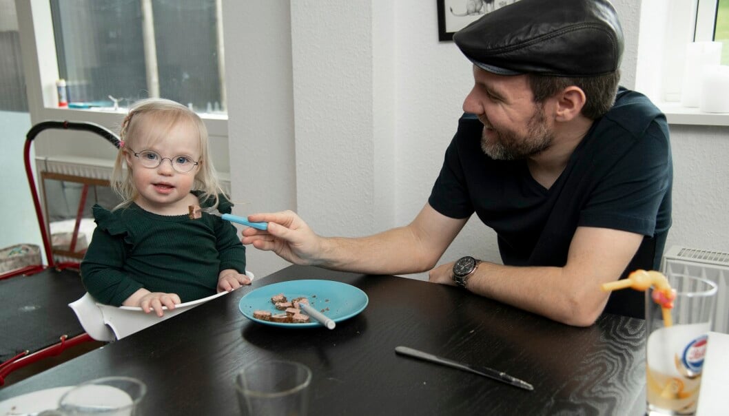 Kris använder både en gaffel och en lite längre specialpinne, som gör att maten kommer längre in i Sarahs mun och tränar upp hennes motorik i munnen. Kris använder både en gaffel och en lite längre specialpinne, som gör att maten kommer längre in i Sarahs mun och tränar upp hennes motorik i munnen.