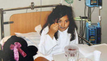 Första dagen på sjukhuset. Emilia var ledsen då hon fått veta att hon skulle tappa sitt hår under behandlingarna. Foto: Privat Flicka med leukemi.