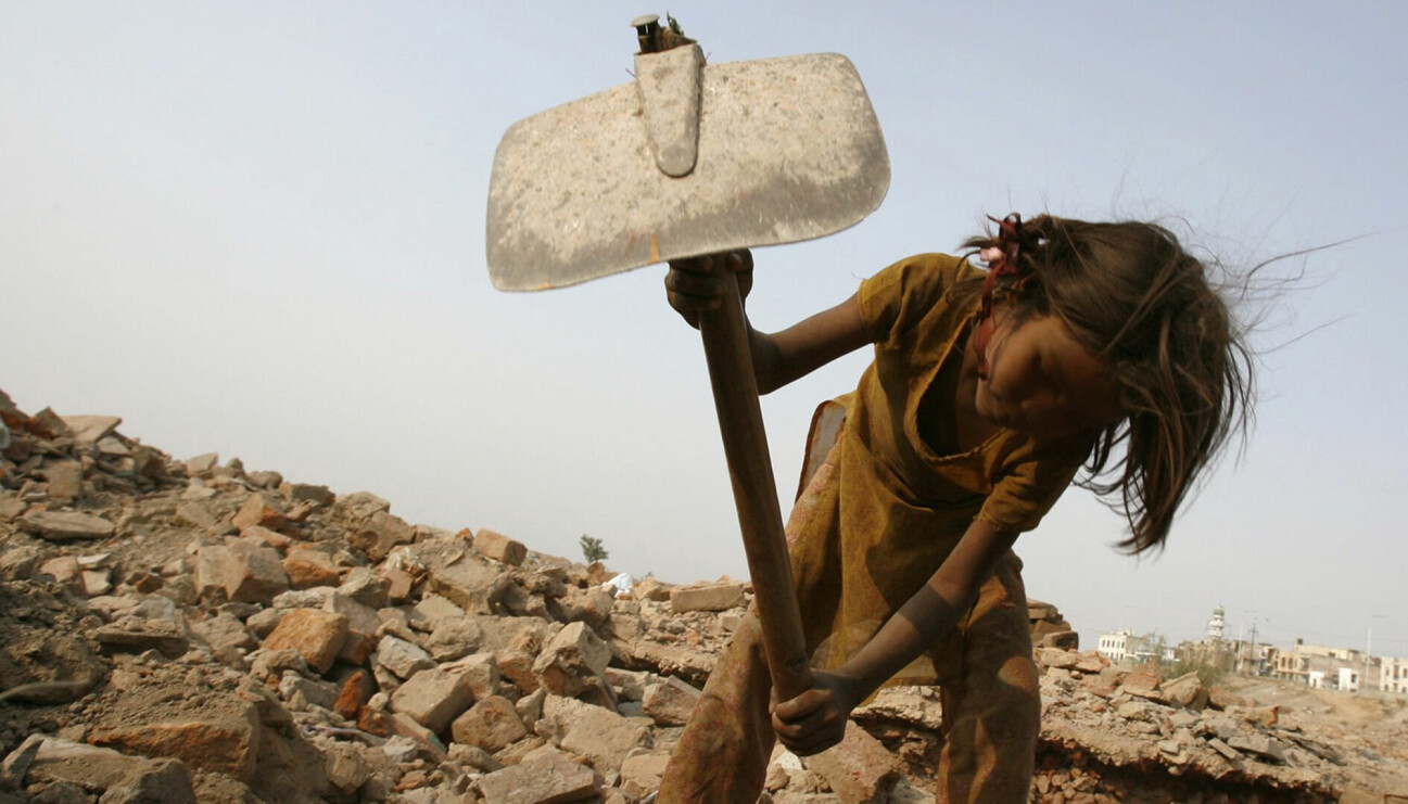 En flicka som arbetar med att hugga sten.