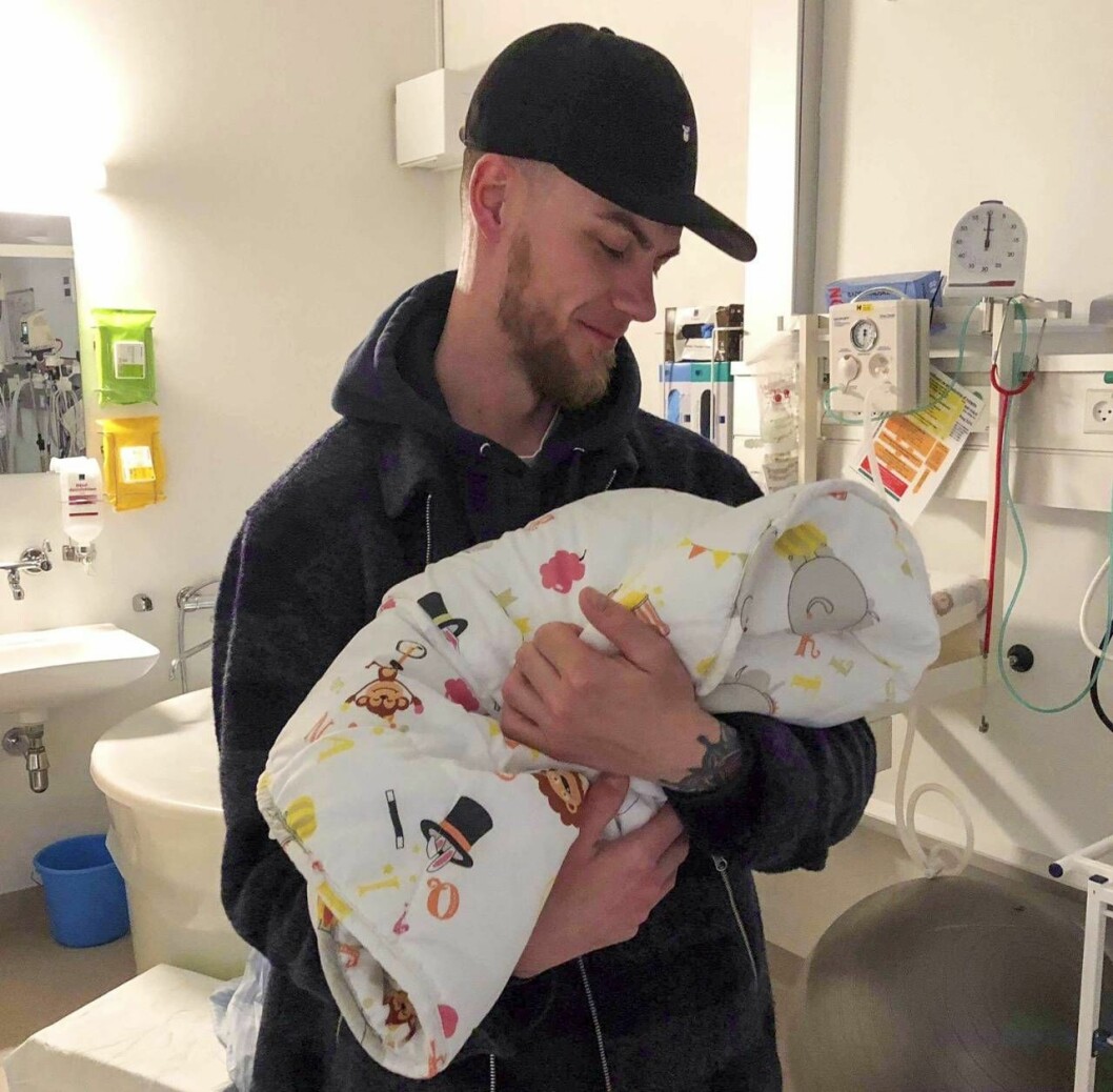 Thomas var stolt över sin lilla dotter. Foto: Privat Thomas med nyfödda dottern på BB