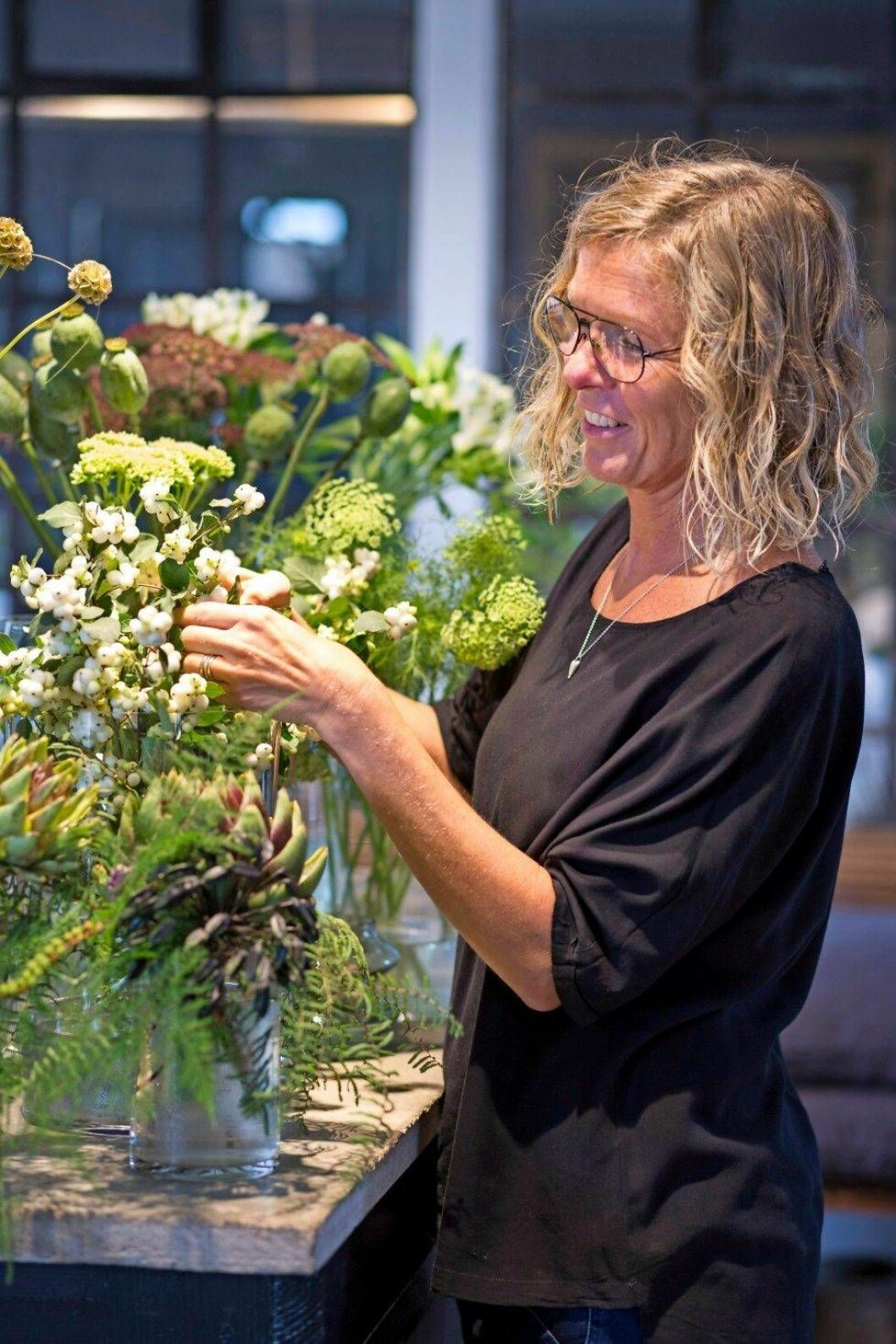 Floristen Liselotte Waldemarsson ger sina bästa tips. Foto: Pernilla Wästberg Floristen Liselotte Waldemarsson ger sina bästa tips.
