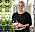 Floristen Nettan Kelly visar hur du gör ett vacker blomsterarrangemang till bordet.