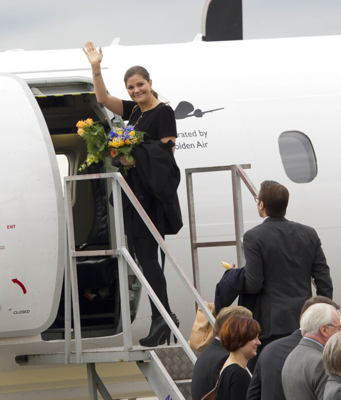 Kronprinsessan Victoria stiger in på ett flygplan