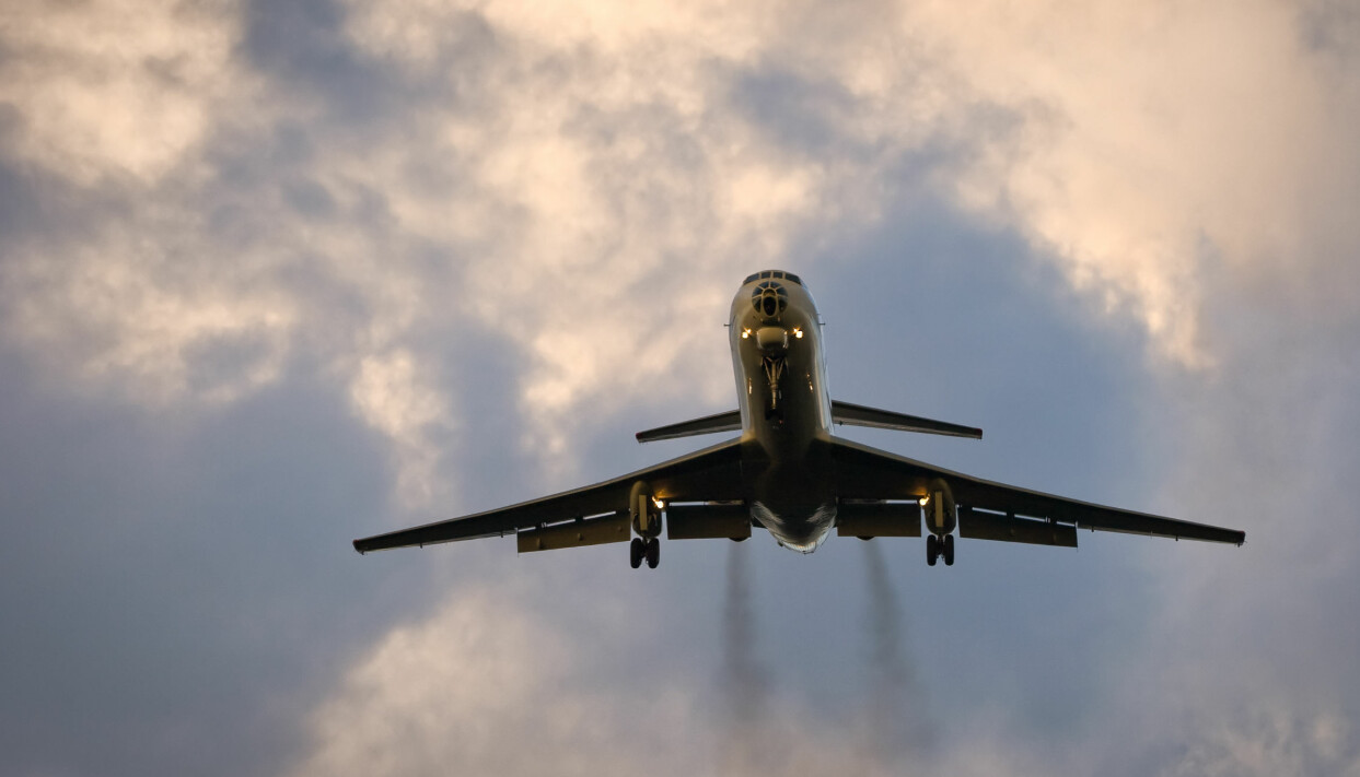 Fler kvinnor än män kan tänka sig att flyga mindre när man åker på semester, för klimatets skull. Foto: Shutterstock flygplan mot bakgrund av halvbla himmel