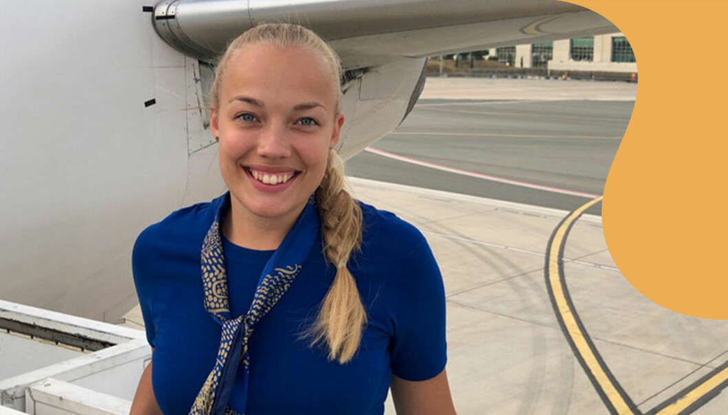 Flygvärdinnan Mathilda Malm framför ett flygplan.