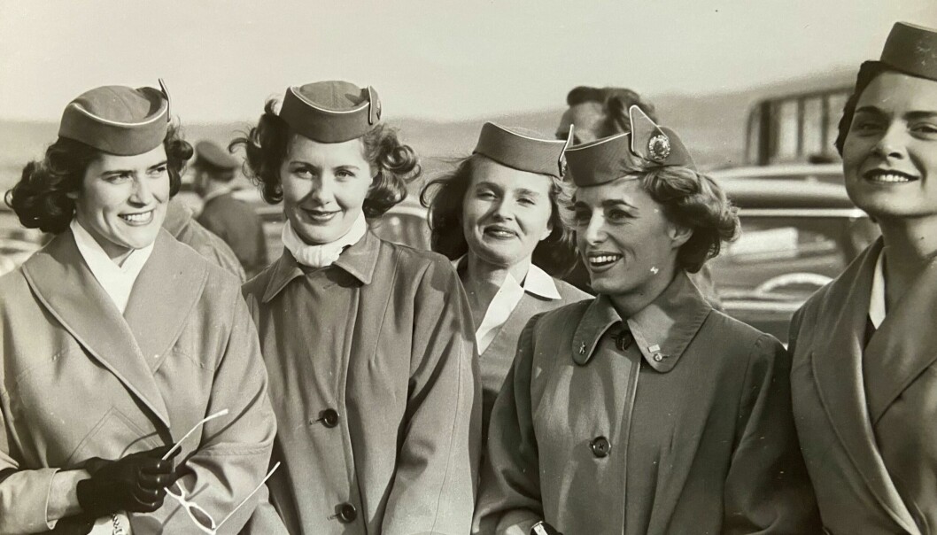 Birgitta arbetade som flygvärdinna när hon träffade Piers. Här ses hon med kollegor, Birgitta är den andra från vänster. Birgitta utomhus tillsammans med ett gäng glada flygvärdinnekollegor.