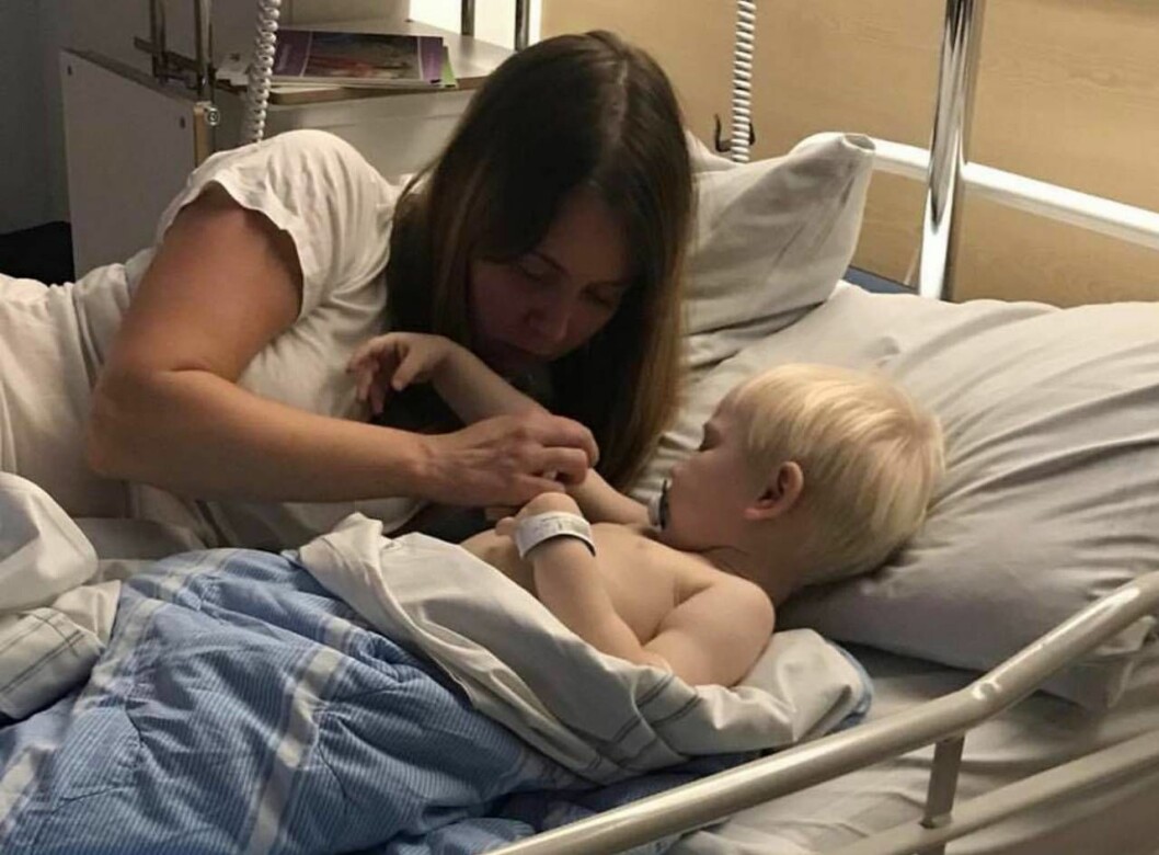 För mamma Ellinor har det varit svårt att se sin son sjuk. Foto: Privat