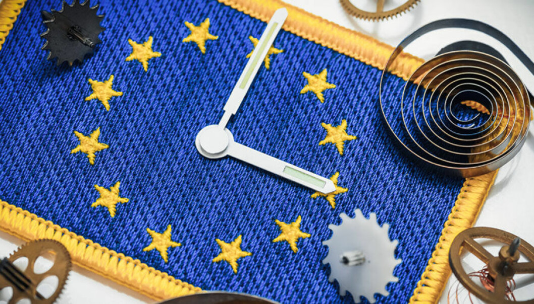 EU:s flagga som en klocka med två visare i mitten