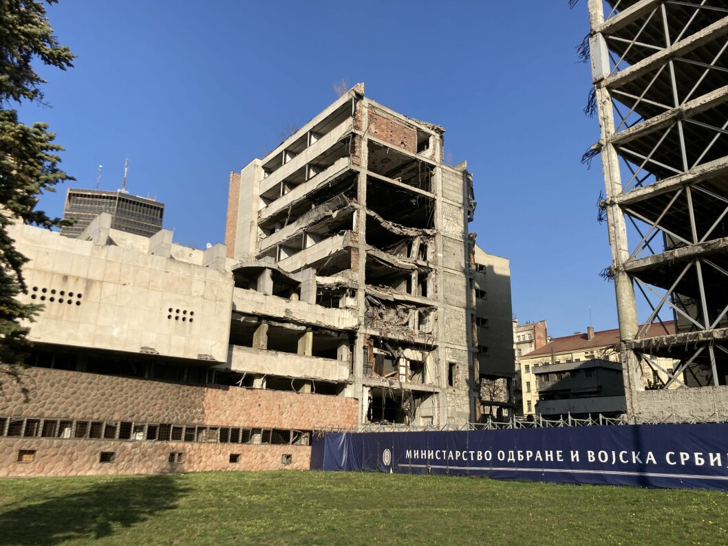 Belgrad blev så sent som 1999 bombat av NATO och vissa byggnader står kvar som minne över vad som hänt. Bombad byggnad Belgrad