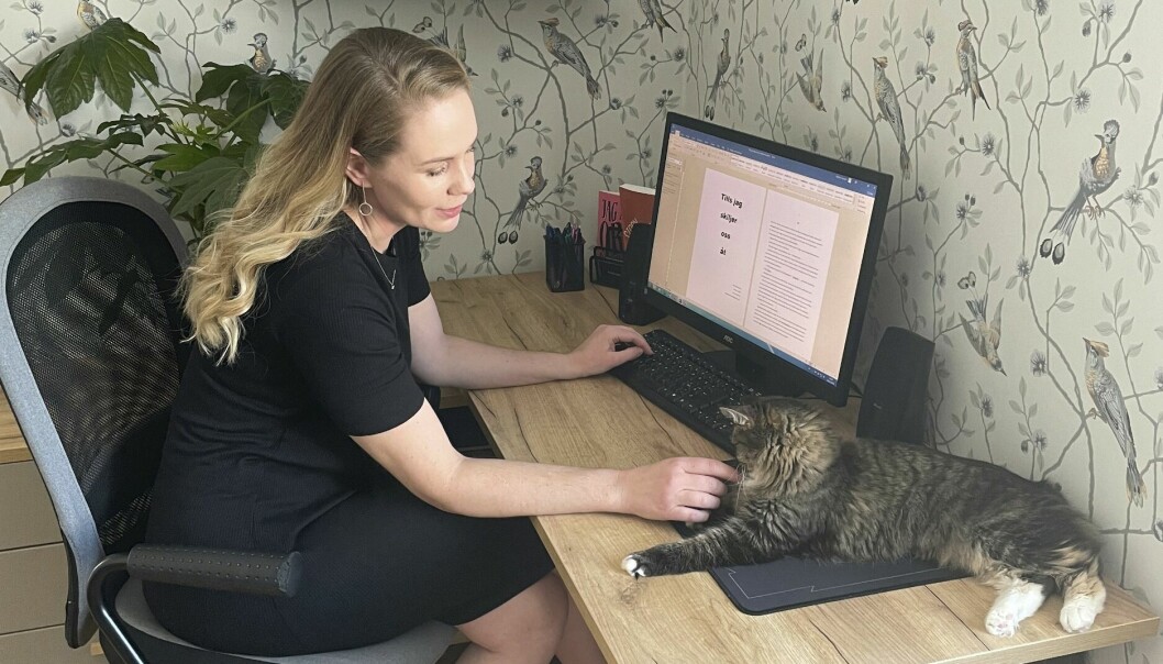 Johanna Sernelin i sin skrivarhörna hemma.