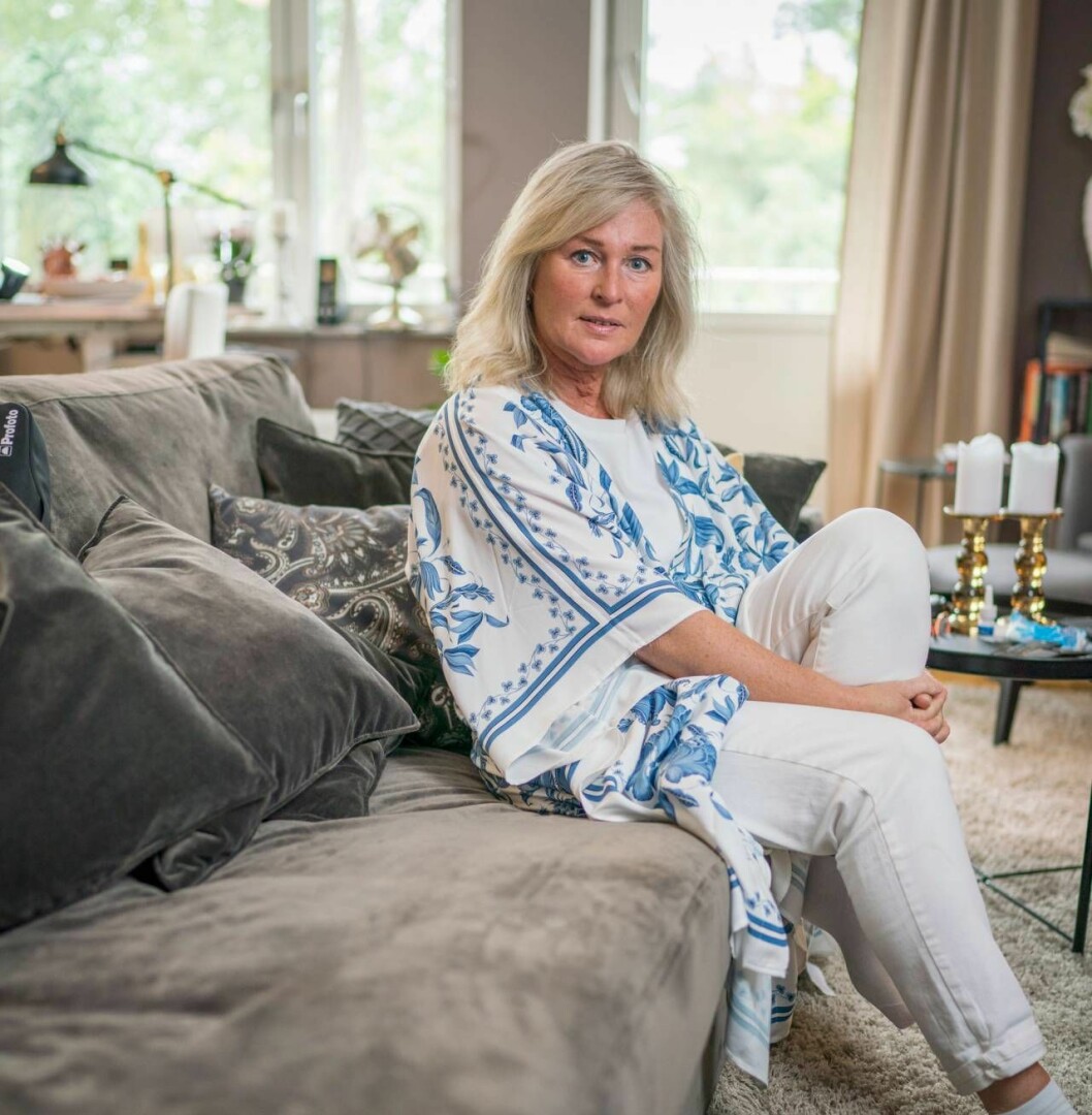 ”Att trivas i eget sällskap innebär inte att jag är ensam. Jag har många vänner och anhöriga i mitt liv som jag gärna träffar”, säger Åsa. Författaren Åsa Hellberg sitter hemma i sin lägenhet och berättar hur hon har valt bort män