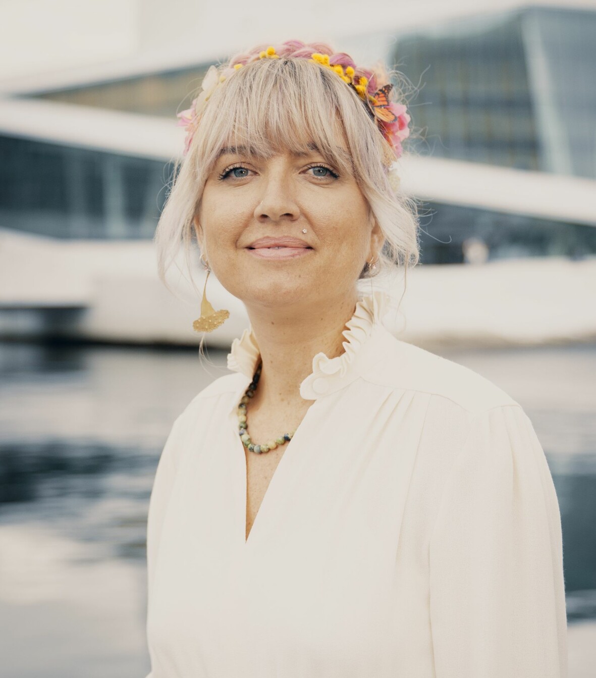Holly Ringland har levt i flera våldsamma förhållanden. Författaren Holly Ringland som utsattes för våld tittar in i kameran.