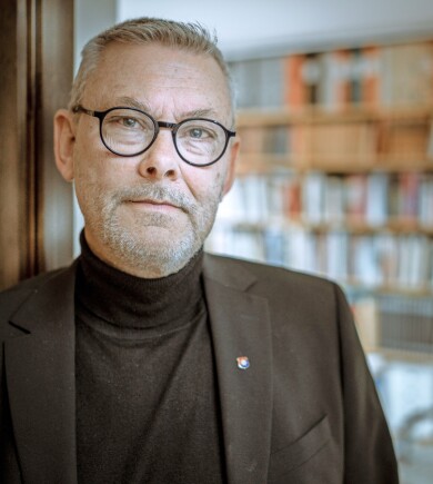 Författaren Lars-Åke Skagegård har skrivit boken Kennedys val. Författaren Lars-Åke Skagegård står framför en bokhylla och berättar om hur det var att skriva en bok om kärlekshistorien mellan Gunilla von Post och John F Kennedy.