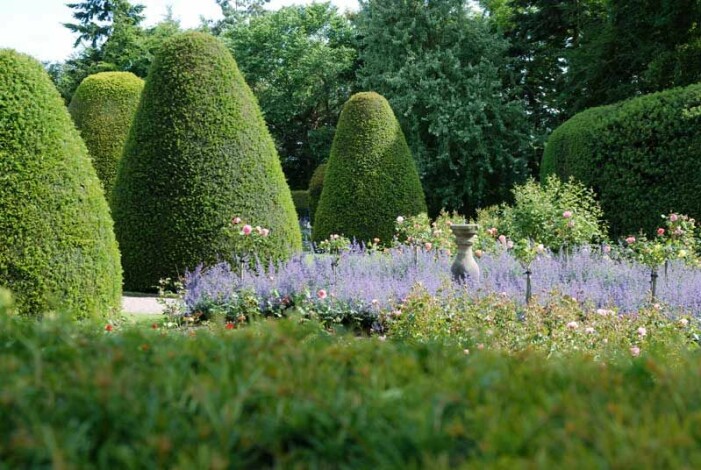 Upprepade former förstärker intrycket och blir pampigt. På Chirk Castle i Wales blir de gigantiska rundade konerna en häftig kontrast till luftiga planteringar med rosor och nepeta. På Chirk Castle i Wales blir de gigantiska rundade konerna en häftig kontrast till luftiga planteringar med rosor och nepeta.