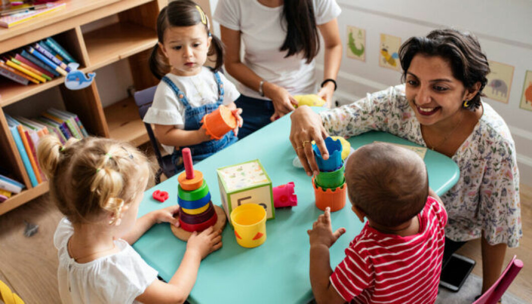Att jobba hemifrån eller hålla avstånden är omöjligt för alla som jobbar inom förskolan. Foto: Shutterstock/TT Förskolelärare leker med barn