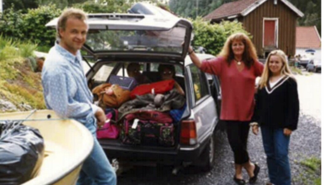 – Att hjälpa andra blev familjens projekt och jag ville vara delaktig. Jag var stolt över att vi gjorde någonting annorlunda, säger Maria. Foto: Fosterfamiljen vid en bil.