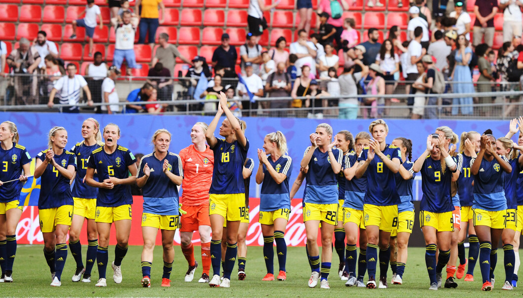 Det svenska damlandslaget tackar publiken efter bragden mot Tyskland där Sverige tog sig vidare till semifinal.