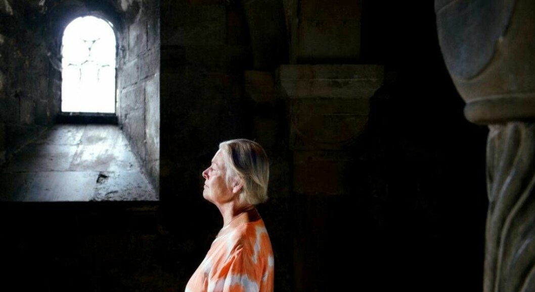 Karin Hagaard vid ett fönster i Lunds Domkyrka.