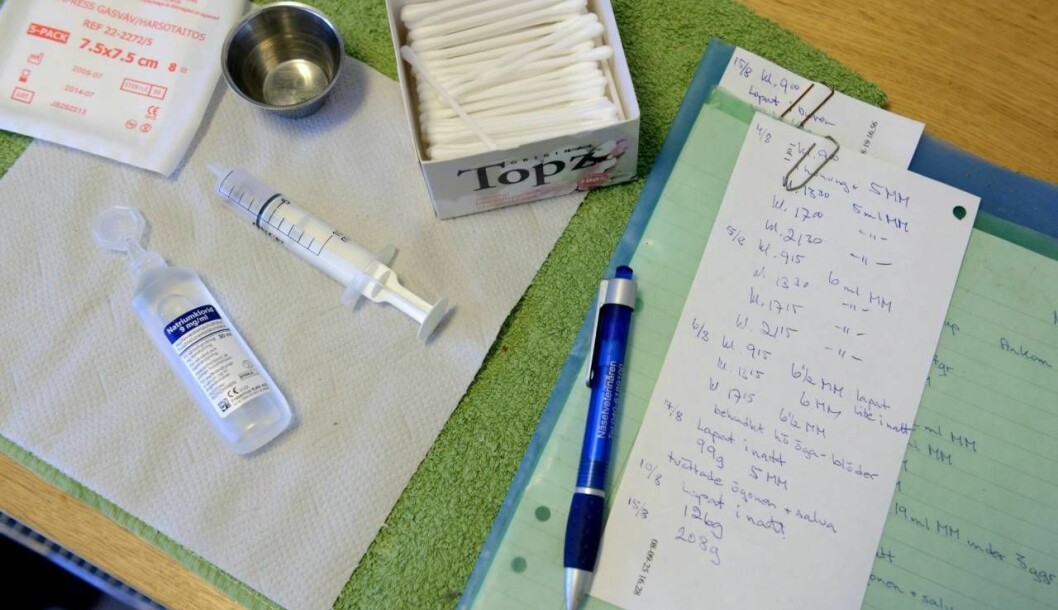 Tops och matningsspruta är viktiga delar av räddningsutrustningen. Foto: Joi Grinde Delar av räddningsutrustningen på Evas klinik.