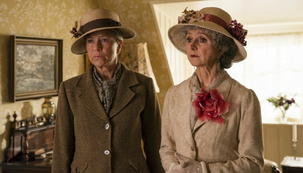 Fru Fjeldsø (Birthe Neumann) och Lydia Vetterstrøm Ploug (Sonja Oppenhagen) i Badhotellet.