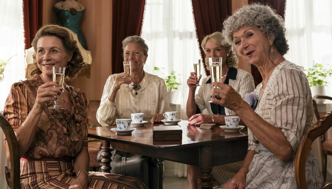 Therese Madsen (Anne Louise Hassing), fru Fjeldsø (Birthe Neumann), Alice Frigh (Anette Støvelbæk) och Lydia Vetterstrøm Ploug (Sonja Oppenhagen) i Badhotellet. Therese Madsen (Anne Louise Hassing), fru Fjeldsø (Birthe Neumann), Alice Frigh (Anette Støvelbæk) och Lydia Vetterstrøm Ploug (Sonja Oppenhagen) i Badhotellet.