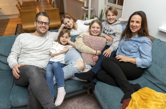 Lyckligtvis tyckte Jacobs döttrar Ester, Greta och Iris väldigt mycket om Sara och hennes son Filip – och vice versa. Jacob Arvidsson med döttrarna Ester, Greta och Iris samt Sara Björlemyr och hennes son Filip myser i soffan.