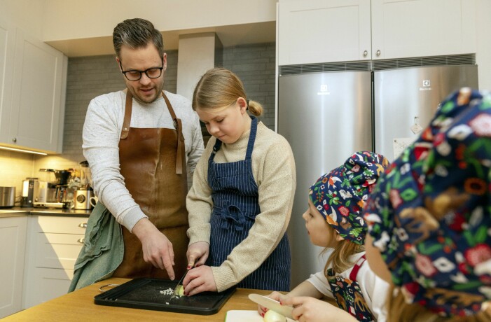De gånger Jacob åkte för att träffa Sara blev hans döttrar sotis. Nu får de träffas så mycket de vill. Jacob Arvidsson och hans döttrar bor numera i Garphyttan.