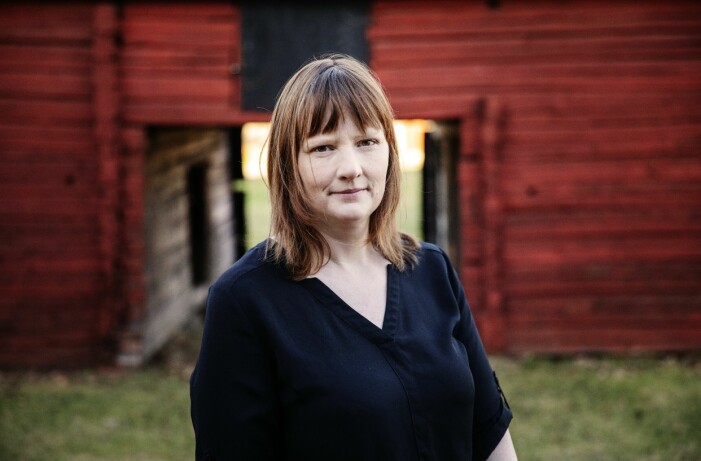 Karin Janson tycker det är bra att folk flyttar ut på landet. – En by mår bara bra av lite nya människor som har andra perspektiv, säger hon. Karin Janson kommer vid en faluröd timmervägg, hon tycker det är bra att fler flyttar ut på landet.