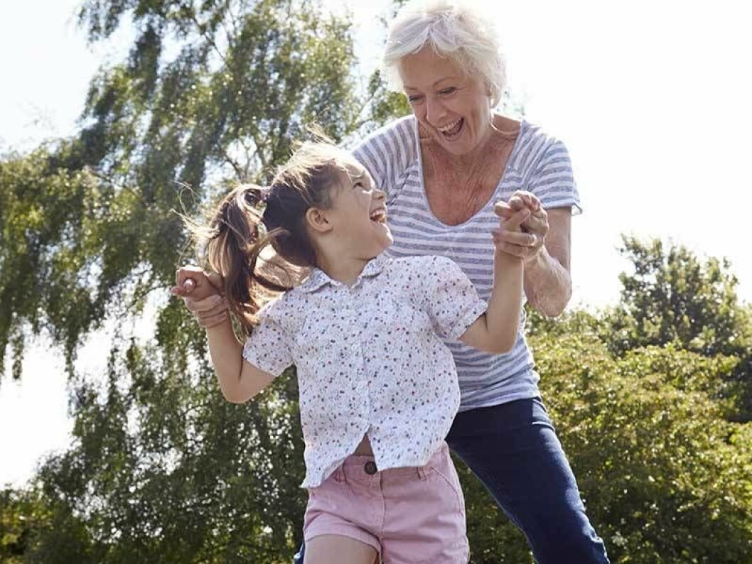 Eva Uustal avråder inte från träning. ”Men får man en ökad tyngdkänsla vid viss sorts träning, och kanske till och med läcker lite urin, kan det ha blivit för bra”, säger hon. Foto: IBL Äldre kvinna och liten flicka på studsmattan