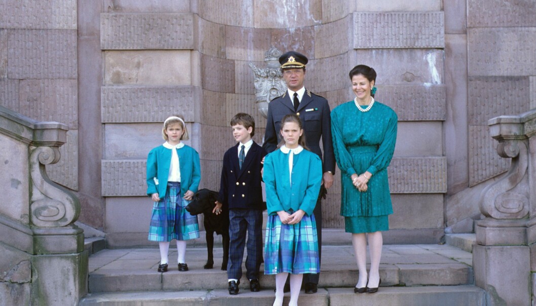Foto: Royalty/Topfoto/TT Från vänster: Madeleine, en labrador, Carl Philip, kung Carl XVI Gustaf, kronprinsessan Victoria och drottning Silvia.