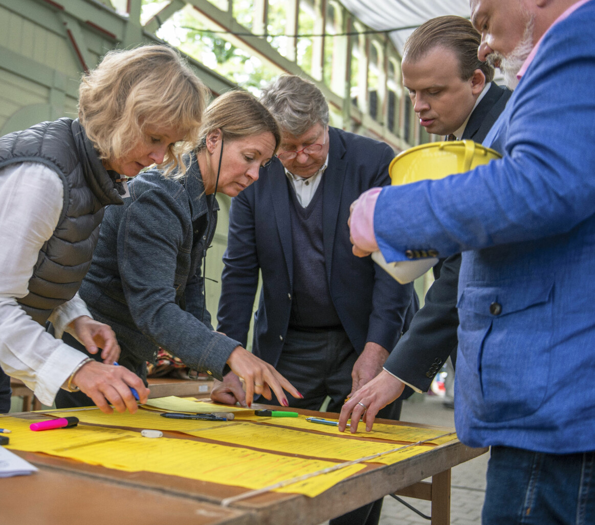 Det är många om budet och listorna fylls snabbt med namn och klockslag. Franca Smith och Pernilla Månsson Colt försöker hitta inspelningstider till Jan Ribbhagen, Magnus Bexhed och Joakim Bengtsson. Foto: Erik Karlsson Franca Smith och Pernilla Månsson Colt försöker hitta inspelningstider till Jan Ribbhagen, Magnus Bexhed och Joakim Bengtsson.