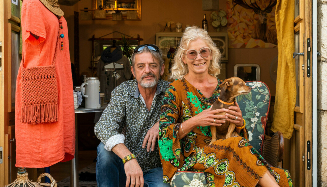 Sania, som har en lång karriär inom inredning, och sambon Fred driver loppis- och inredningsbutiken Passé Simple hemma i byn Bargemon. Fred och Sonia sitter utanför sin loppisbutik. Sonia håller sin hund i famnen och har en färgglad mönstrad klänning på sig.