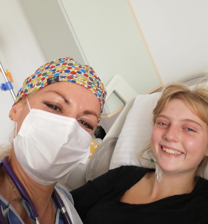 I oktober 2021 opererades Fredrika på plats i Rumänien. Här tar Fredrika en selfie tillsammans med en av läkarna. Fredrika Menninga tillsammans med en läkare i Rumänien, där hon opererades för endometrios.