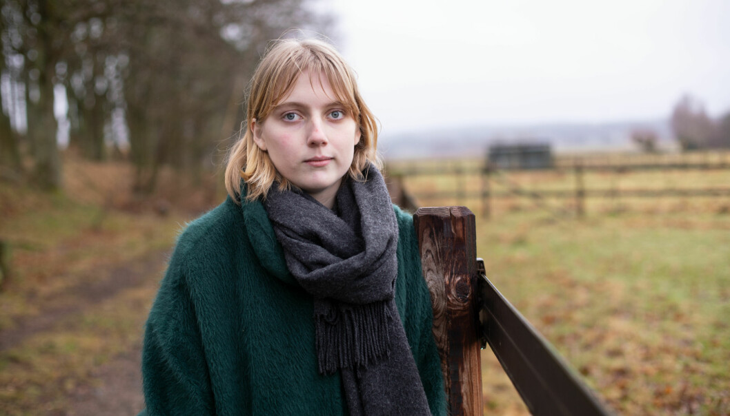 Fredrika utreddes av barn- och ungdomspsykiatrin eftersom hennes läkare trodde att hennes smärtor berodde på psykiska besvär. Så var inte fallet. Fredrika Menninga intill hästhagen utanför hennes hus i Södra Sandby.