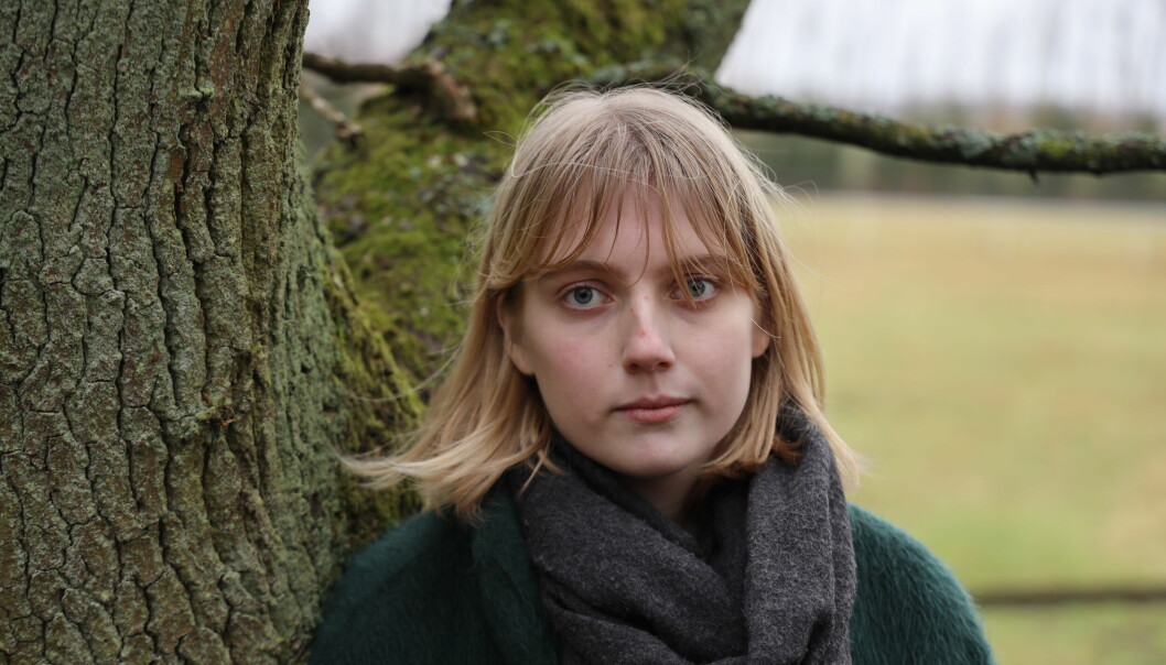 Fredrika är lättad över att äntligen ha fått hjälp, men samtidigt frustrerad över att det tog så många år och en resa utomlands för att få den. Fredrika Menninga står lutad mot ett träd utanför sitt föräldrahem i Södra Sandby.