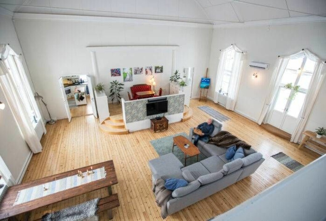 Fredriks Nylén sitter i sitt vardagsrum.