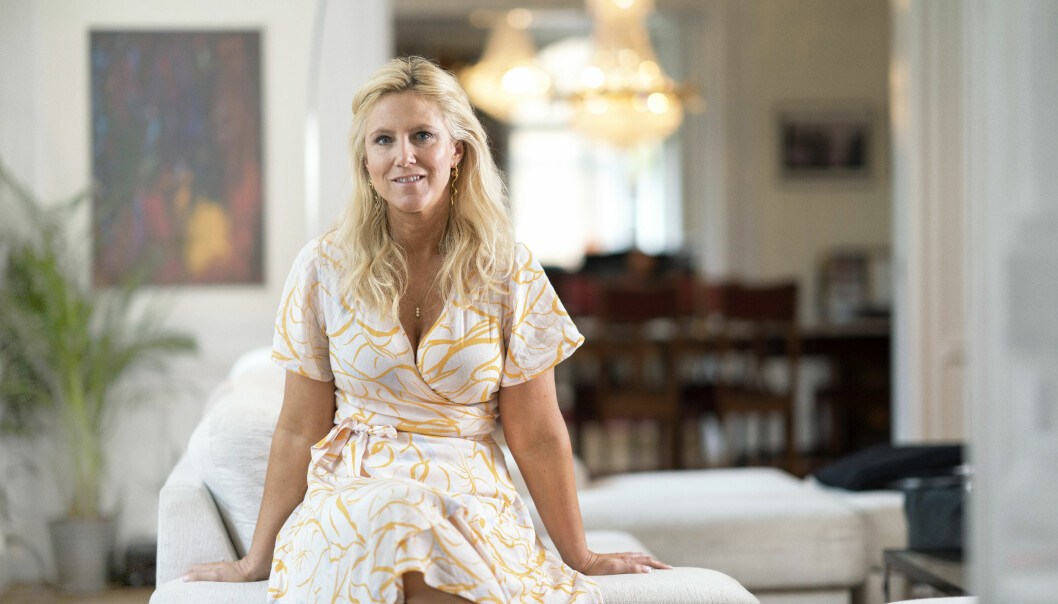 Journalisten och programledaren Frida Boisen sitter i sitt vardagsrum och berättar om hur hon blev slagen av sin älskade pappa.